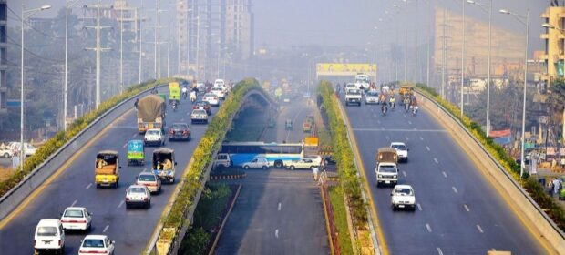 To accommodate traffic, Lahore opens 3 lanes on Kalma Chowk