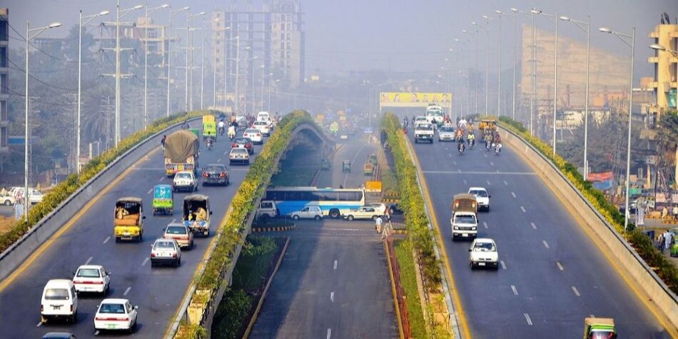 To accommodate traffic, Lahore opens 3 lanes on Kalma Chowk