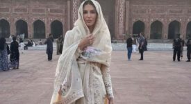 Erin Holland Takes a Rickshaw Ride to Badshahi Mosque