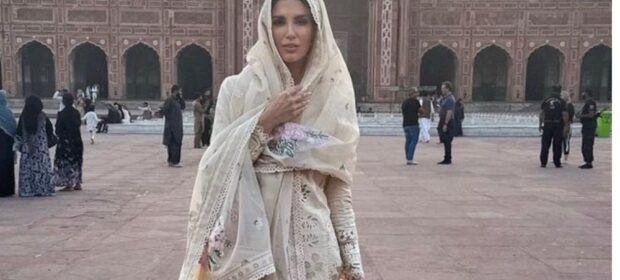 Erin Holland Takes a Rickshaw Ride to Badshahi Mosque
