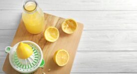 Reasons of drinking lemon juic