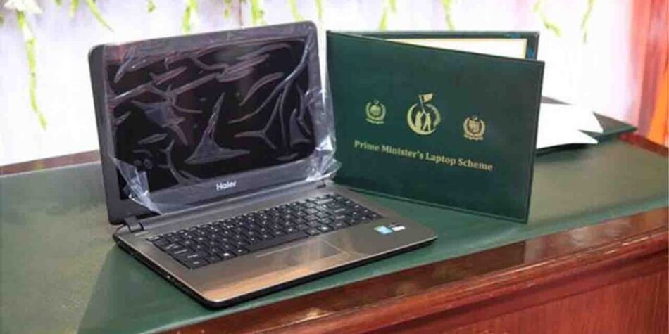 Govt to Distribute 1 Lac Laptops Among Talented Students