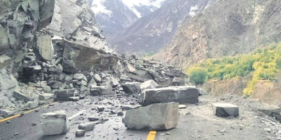 Hundreds Stranded as Gilgit-Skardu Road Gets Blocked By Massive Landslide