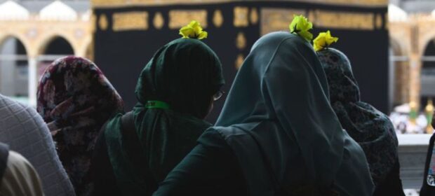Saudi Arabia announces a dress code for female Umrah pilgrims
